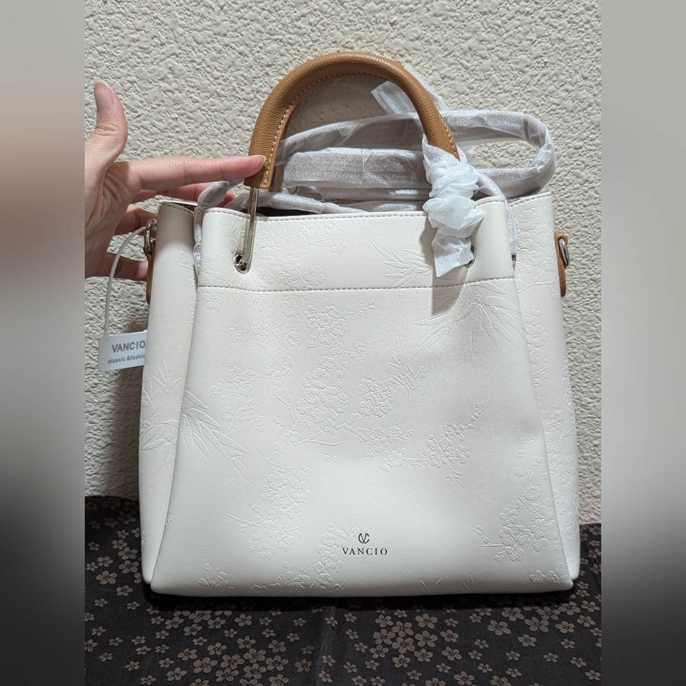Vanilla white tote bag, very soft leather texture, with flowers print and strap